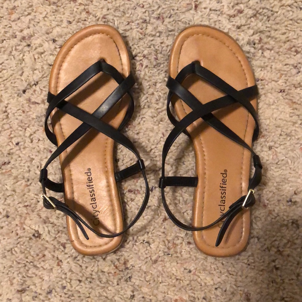 City classified black sandals